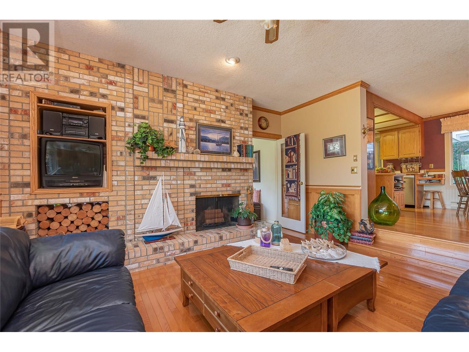 9178 Clancy Frontage Road, Mara