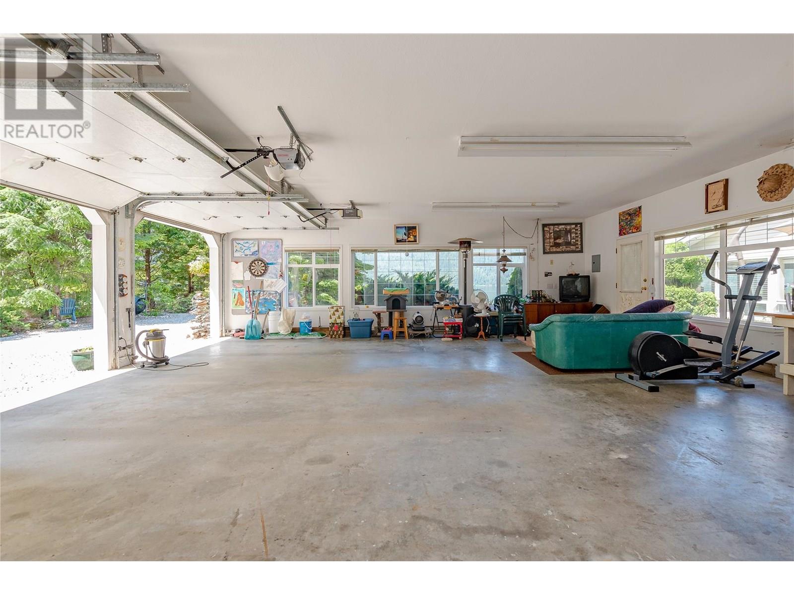 9178 Clancy Frontage Road, Mara