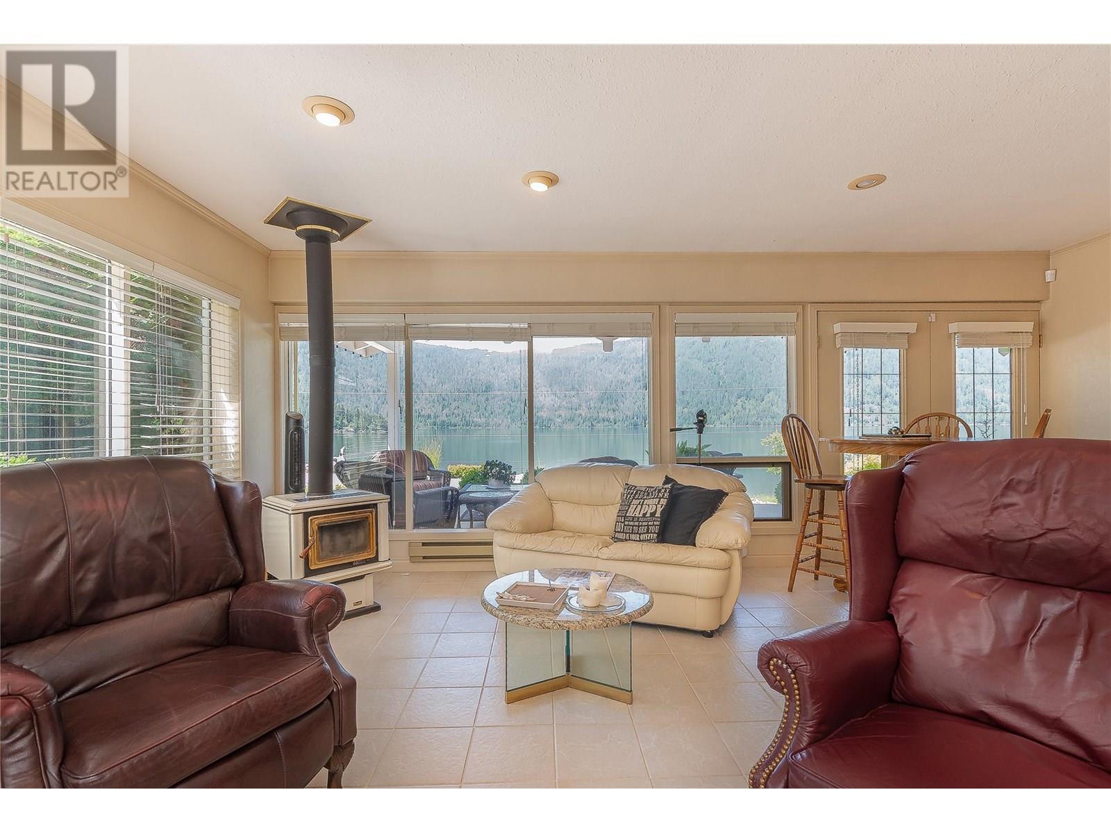 9178 Clancy Frontage Road, Mara