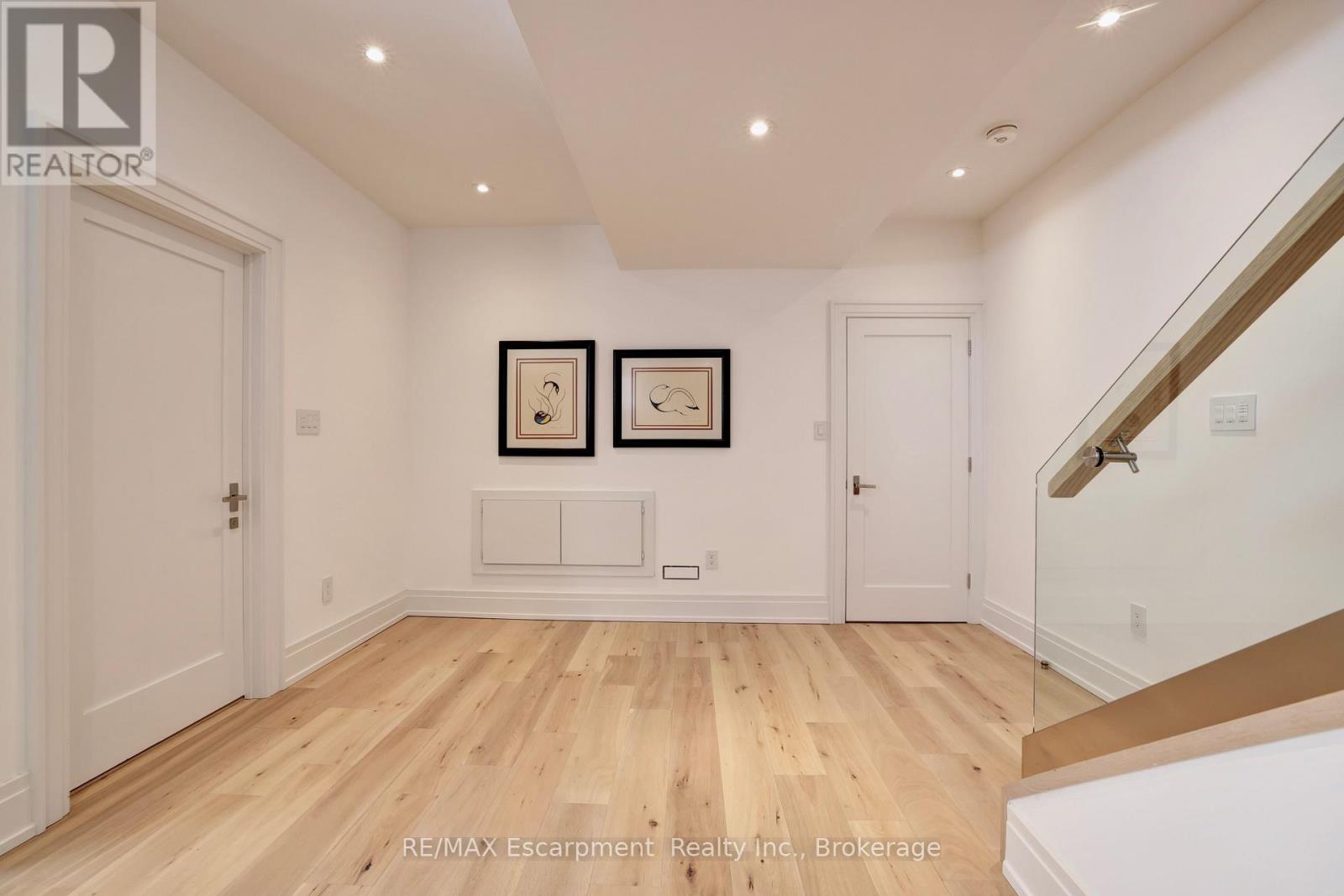 Photo 11 of 4 2134 New Street, Burlington ON