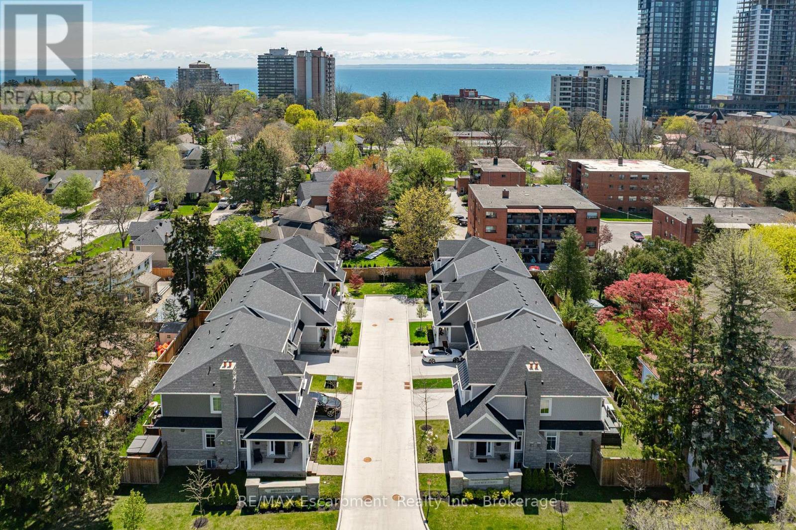 Photo 9 of 4 2134 New Street, Burlington ON