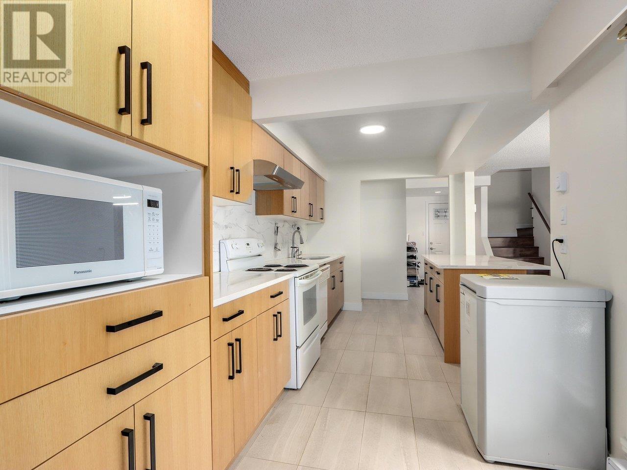 Photo 9 of 3 9151 Forest Grove Drive, Burnaby BC