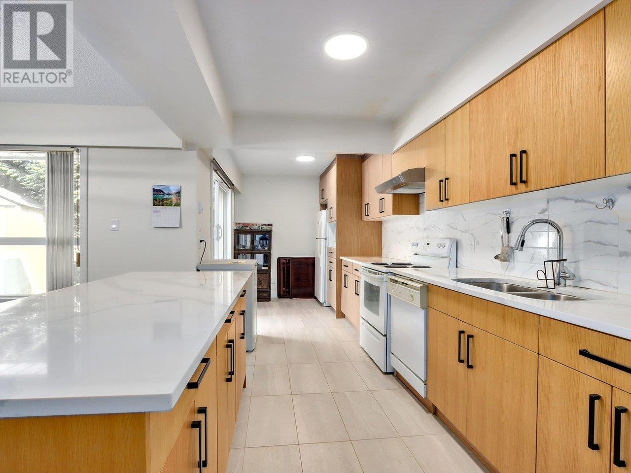 Photo 10 of 3 9151 Forest Grove Drive, Burnaby BC