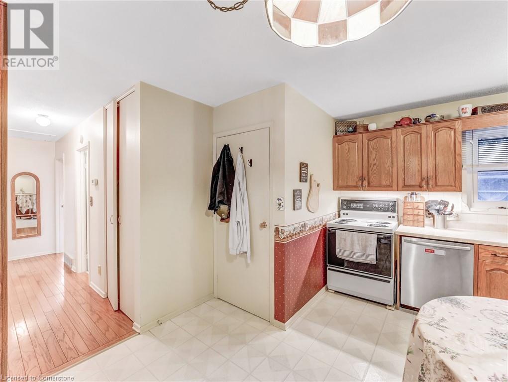 Photo 9 of 30 Blueridge Crescent, Brantford ON