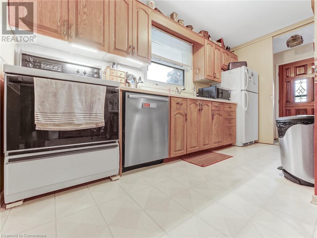 Photo 19 of 30 Blueridge Crescent, Brantford ON