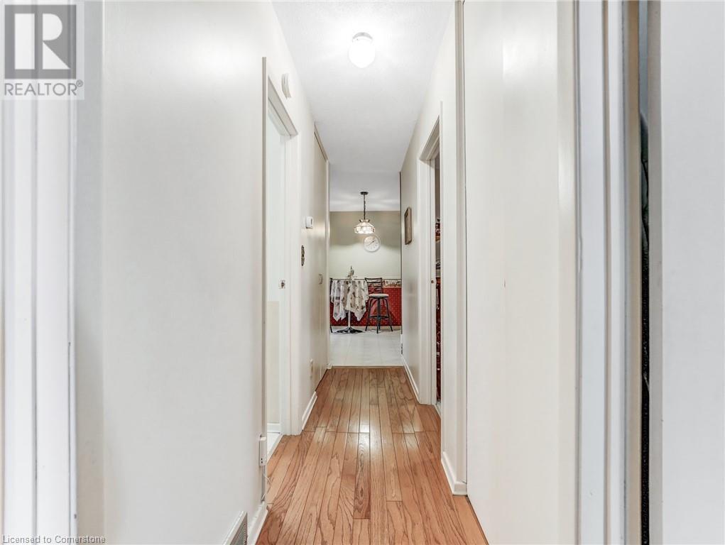 Photo 21 of 30 Blueridge Crescent, Brantford ON