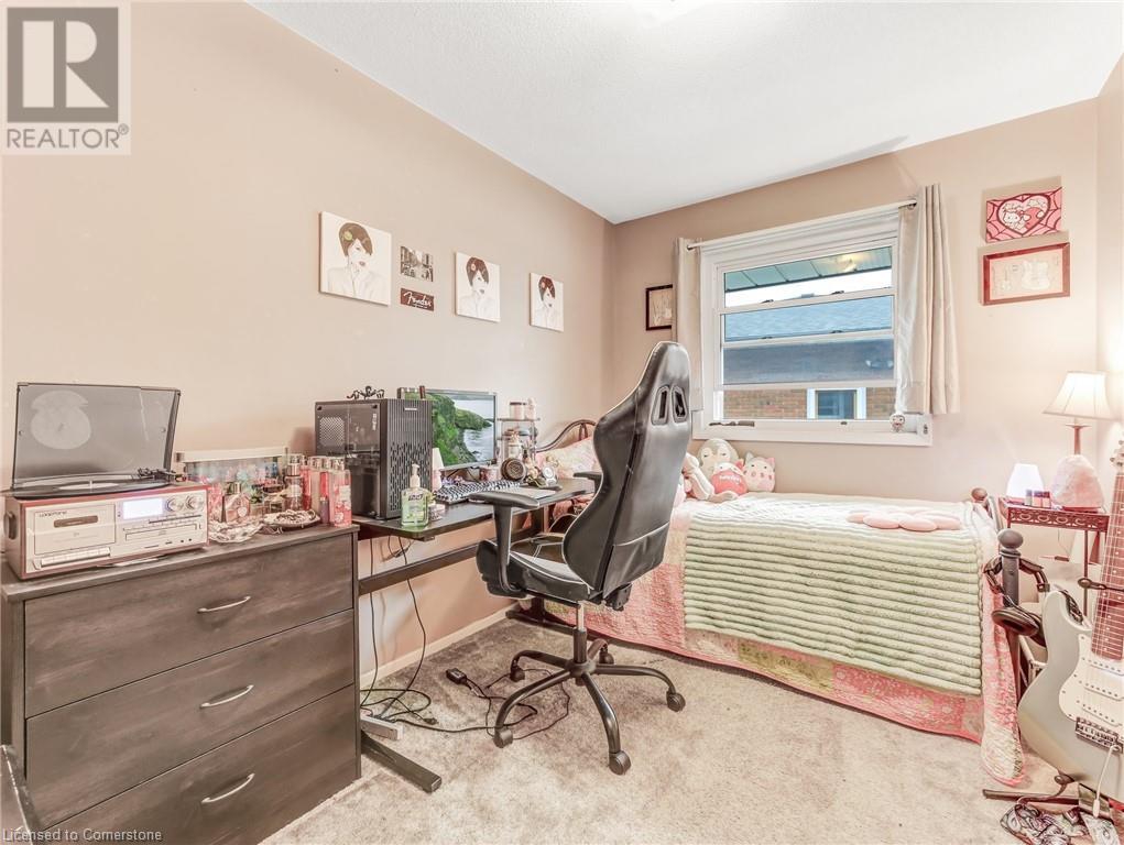 Photo 12 of 30 Blueridge Crescent, Brantford ON