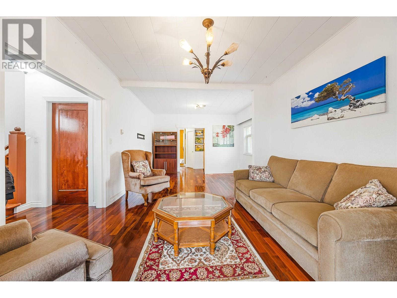 Photo 3 of 1008 E 22nd Avenue, Vancouver BC