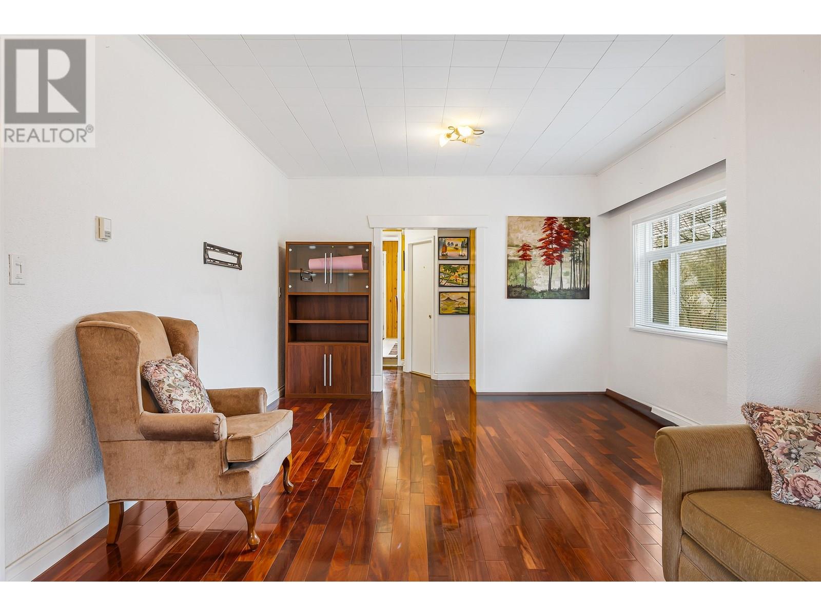 Photo 4 of 1008 E 22nd Avenue, Vancouver BC