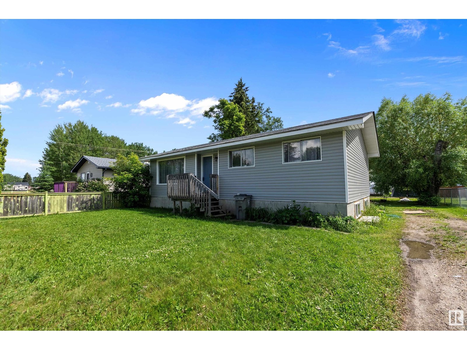 Photo 1 of 5207 53 Av, Warburg AB