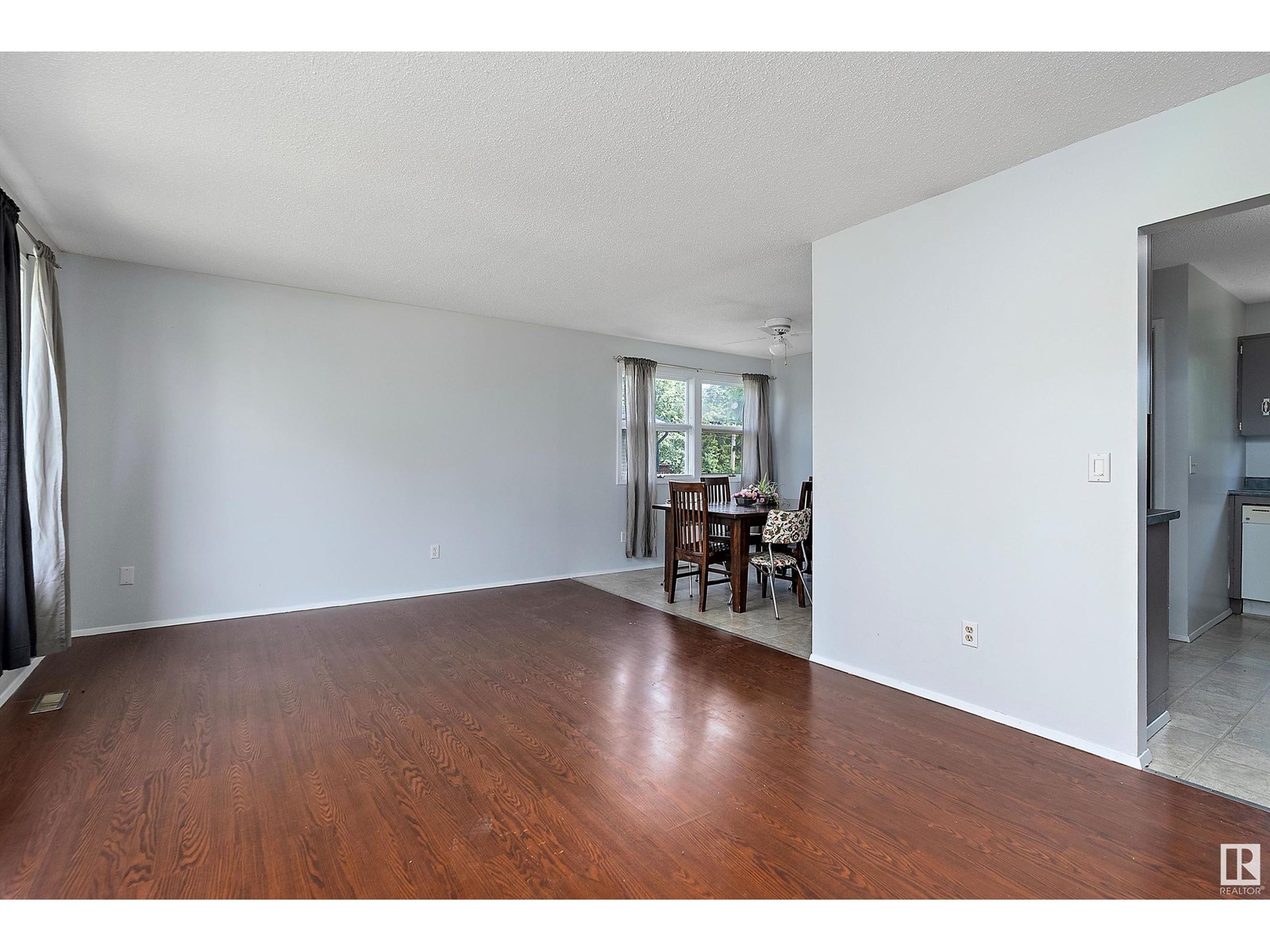 Photo 10 of 5207 53 Av, Warburg AB