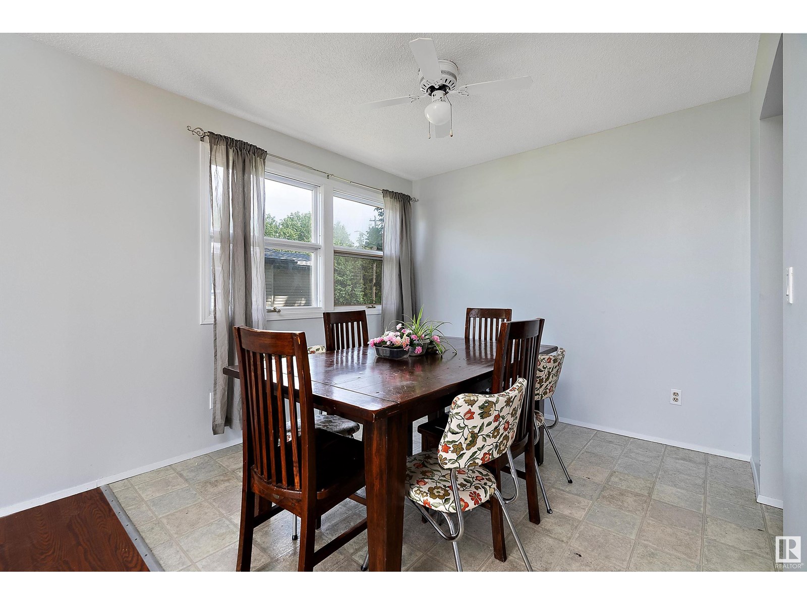 Photo 11 of 5207 53 Av, Warburg AB