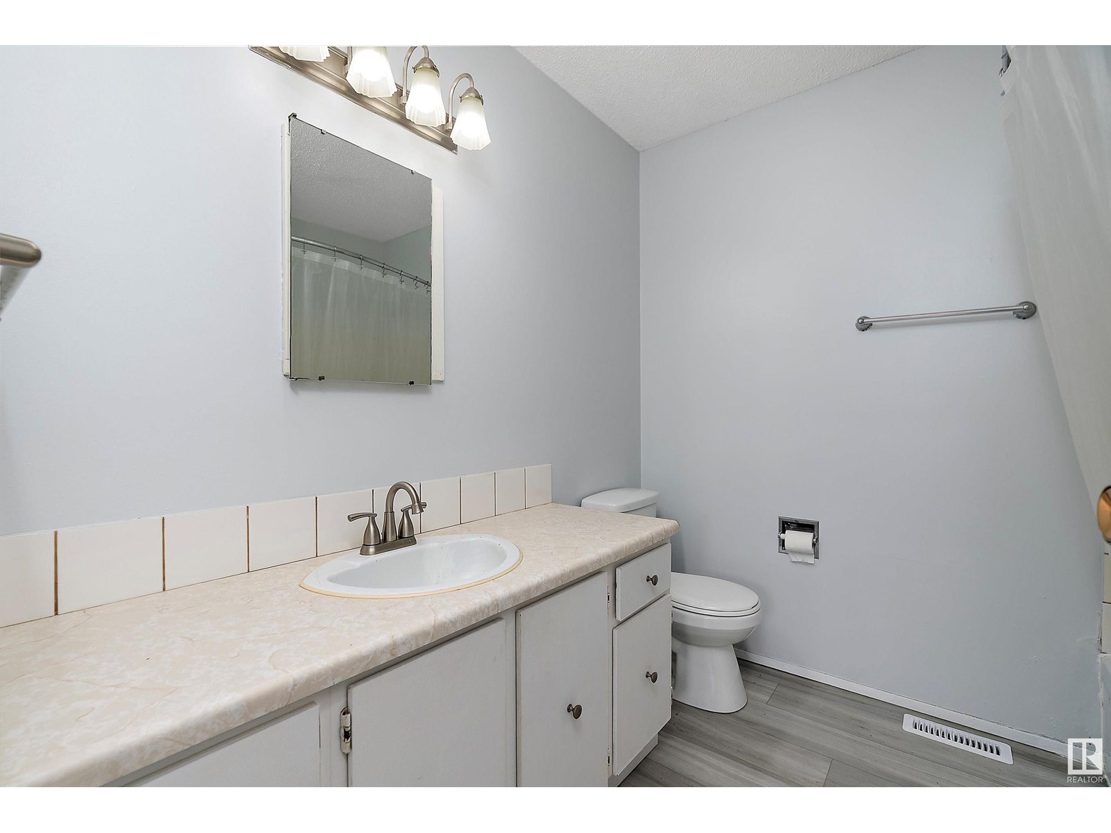 Photo 12 of 5207 53 Av, Warburg AB