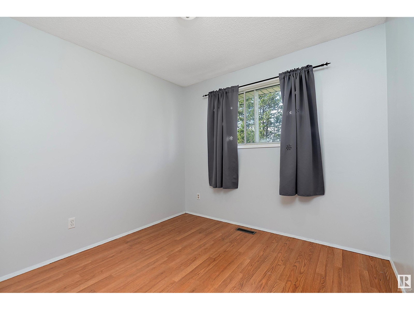 Photo 15 of 5207 53 Av, Warburg AB