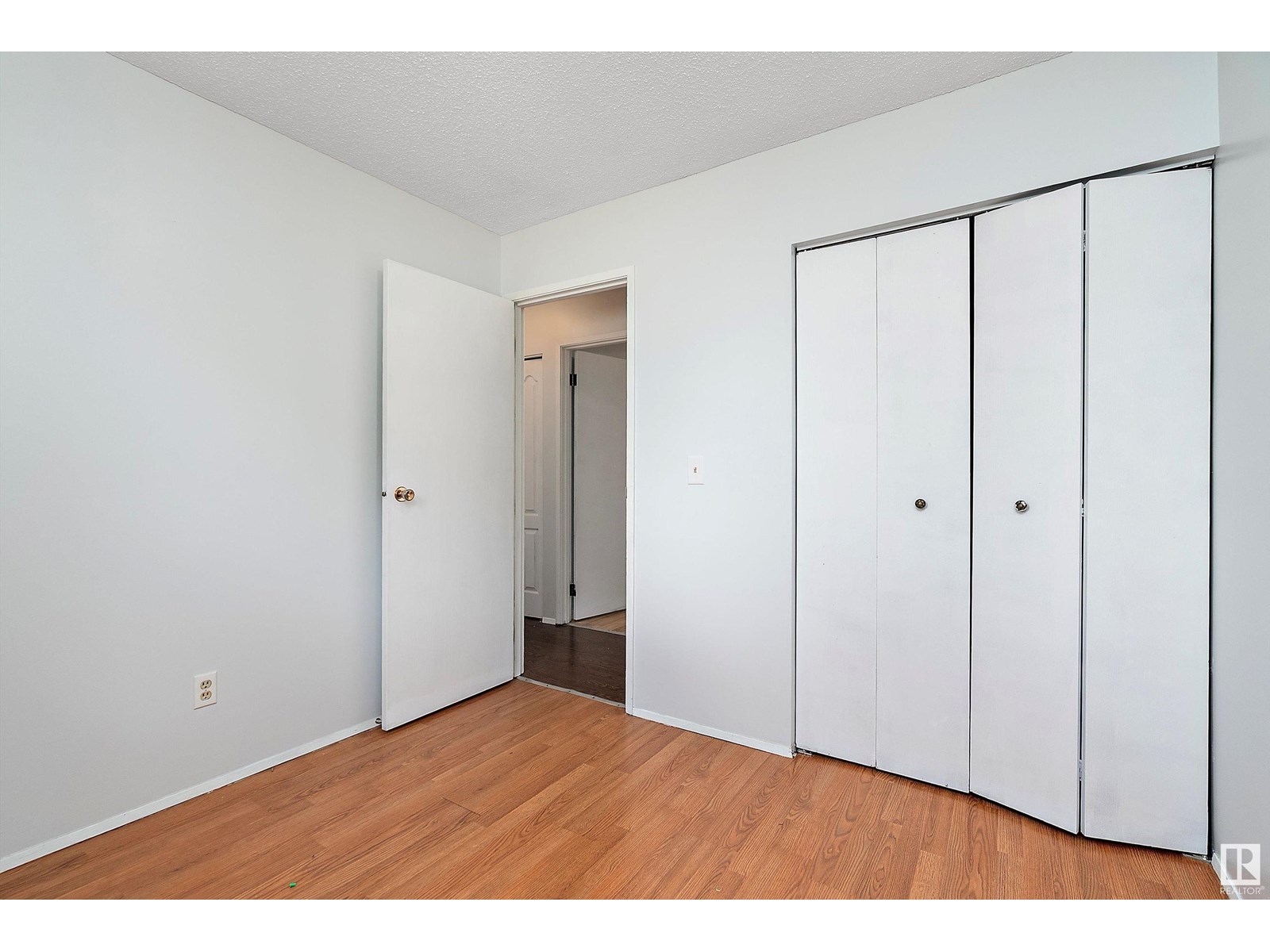 Photo 16 of 5207 53 Av, Warburg AB