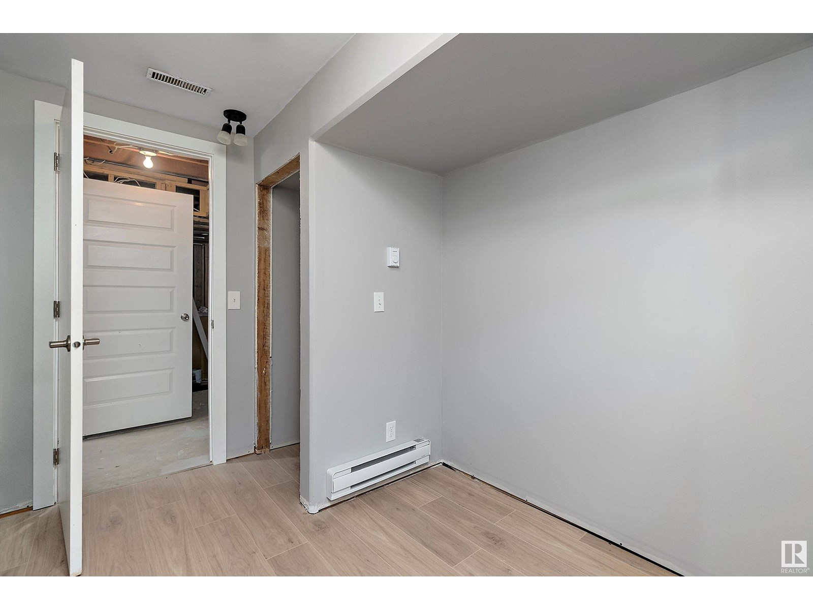 Photo 25 of 5207 53 Av, Warburg AB