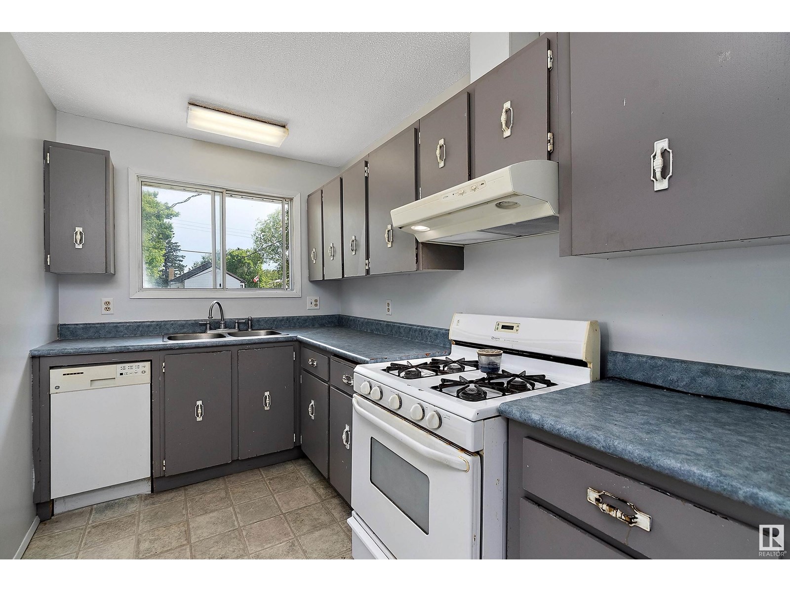 Photo 3 of 5207 53 Av, Warburg AB