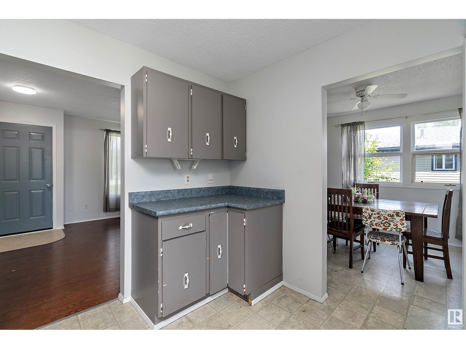 Photo 6 of 5207 53 Av, Warburg AB