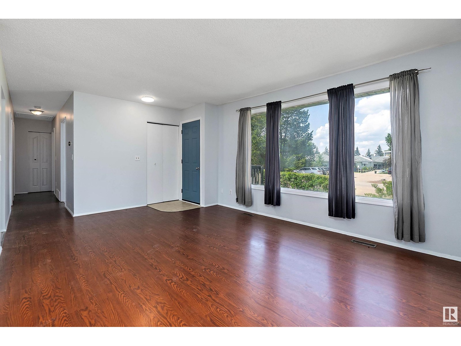 Photo 7 of 5207 53 Av, Warburg AB