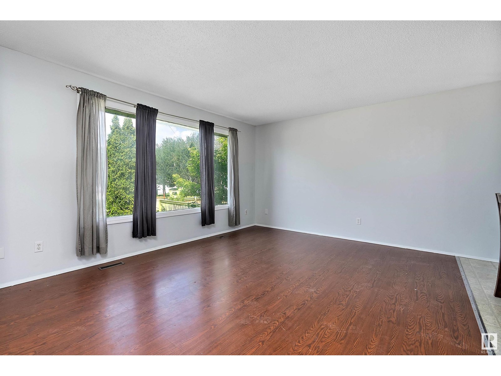 Photo 8 of 5207 53 Av, Warburg AB
