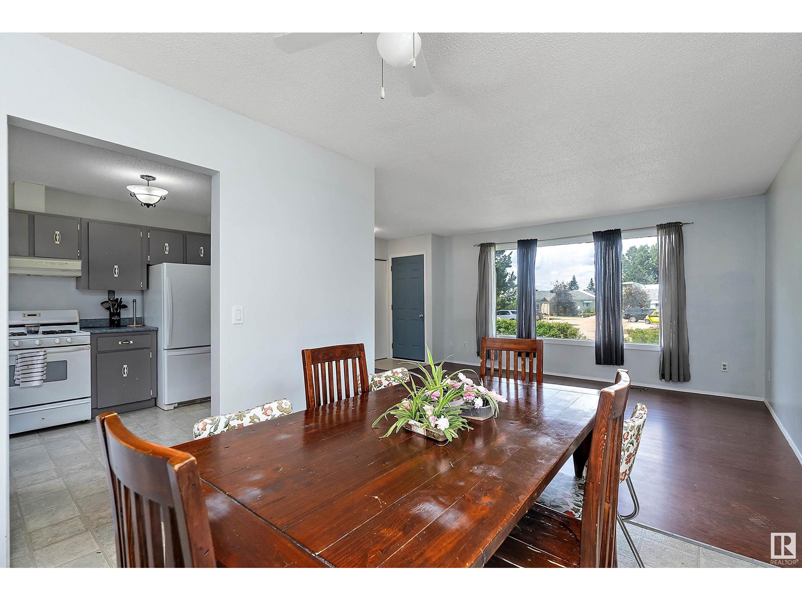 Photo 9 of 5207 53 Av, Warburg AB
