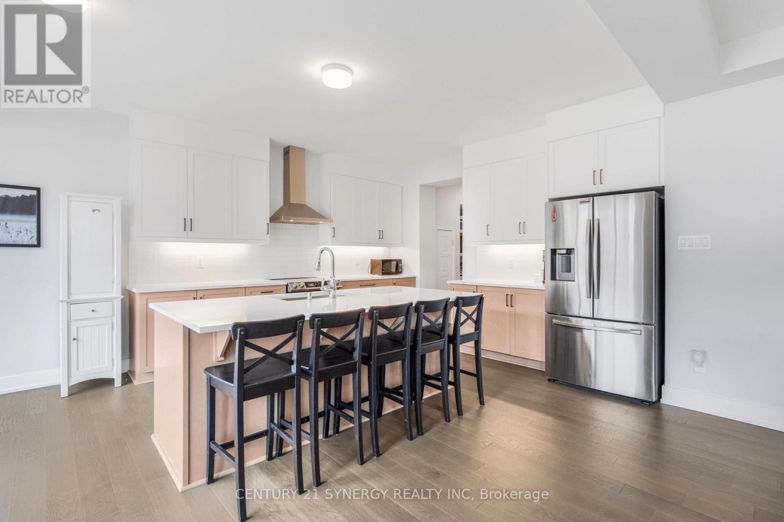 https://ddfcdn.realtor.ca/listing/TS638860379695870000/reb76/highres/1/x12235691_15.jpg