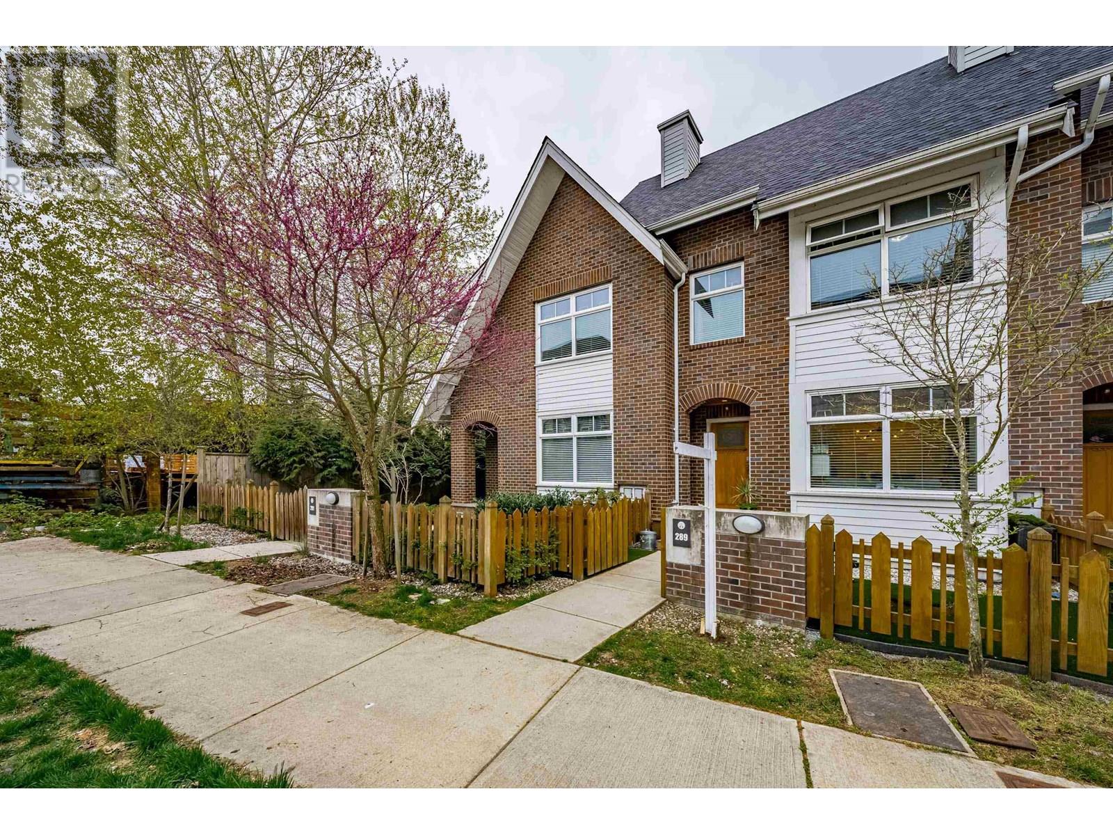 Photo 3 of 289 Salter Street, New Westminster BC