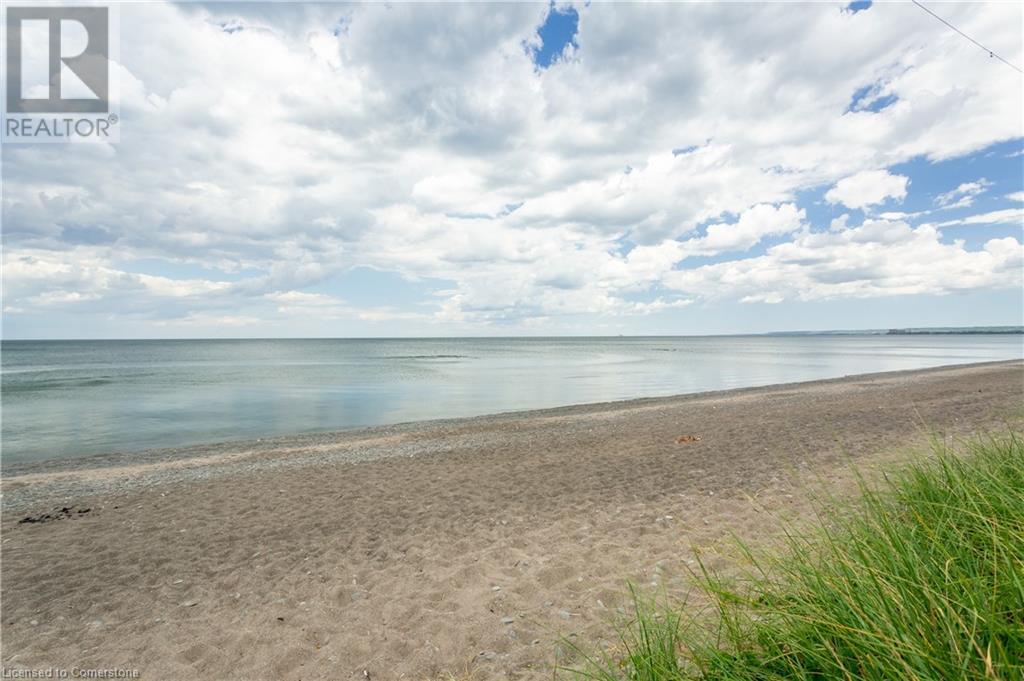 Photo 5 of 826 Beach Boulevard, Hamilton ON