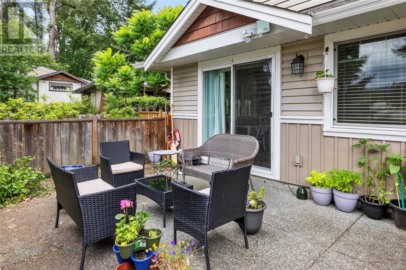 Photo 9 of 512 Gardasan Way, Nanaimo BC