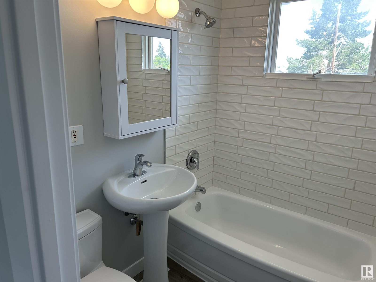 Photo 13 of 16318 88 Av Nw, Edmonton AB