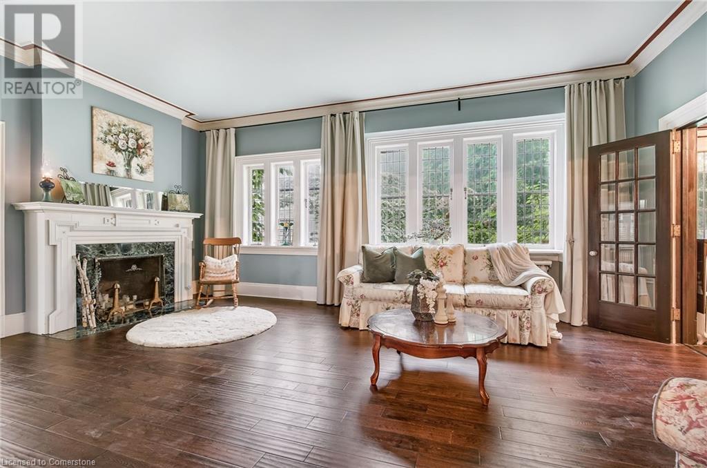 Photo 11 of 122 Dufferin Avenue, Brantford ON