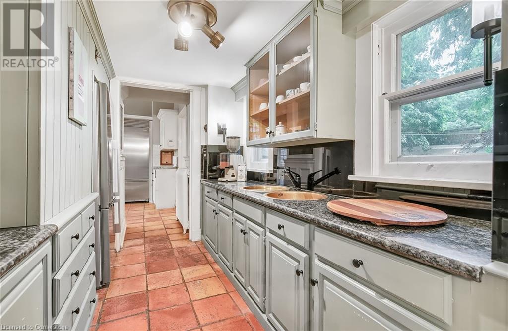 Photo 36 of 122 Dufferin Avenue, Brantford ON