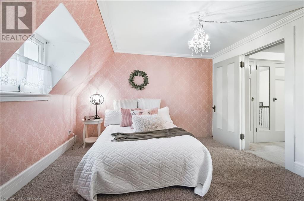 Photo 13 of 122 Dufferin Avenue, Brantford ON