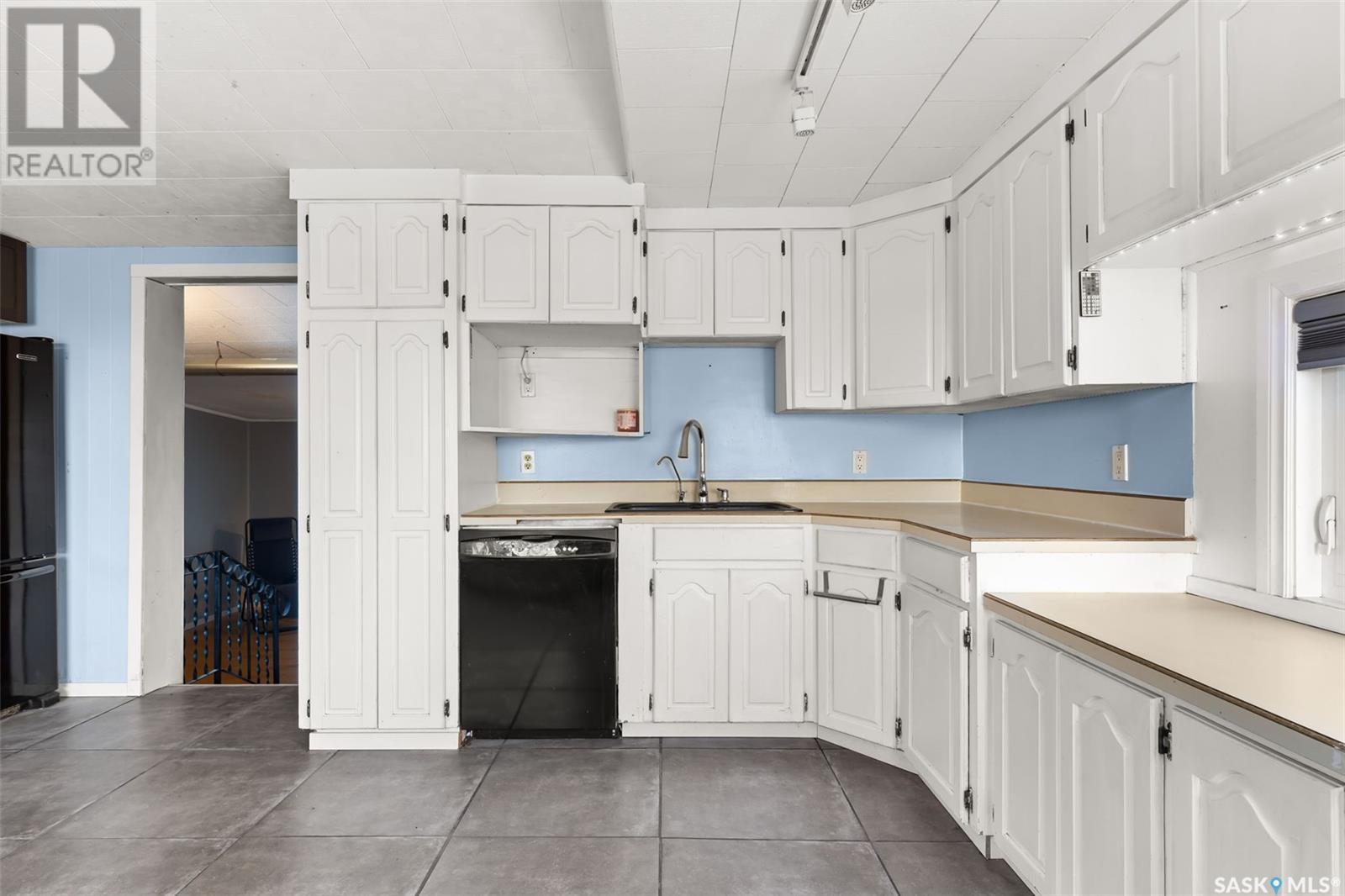 Photo 6 of 1105 5th Avenue, Regina Beach SK