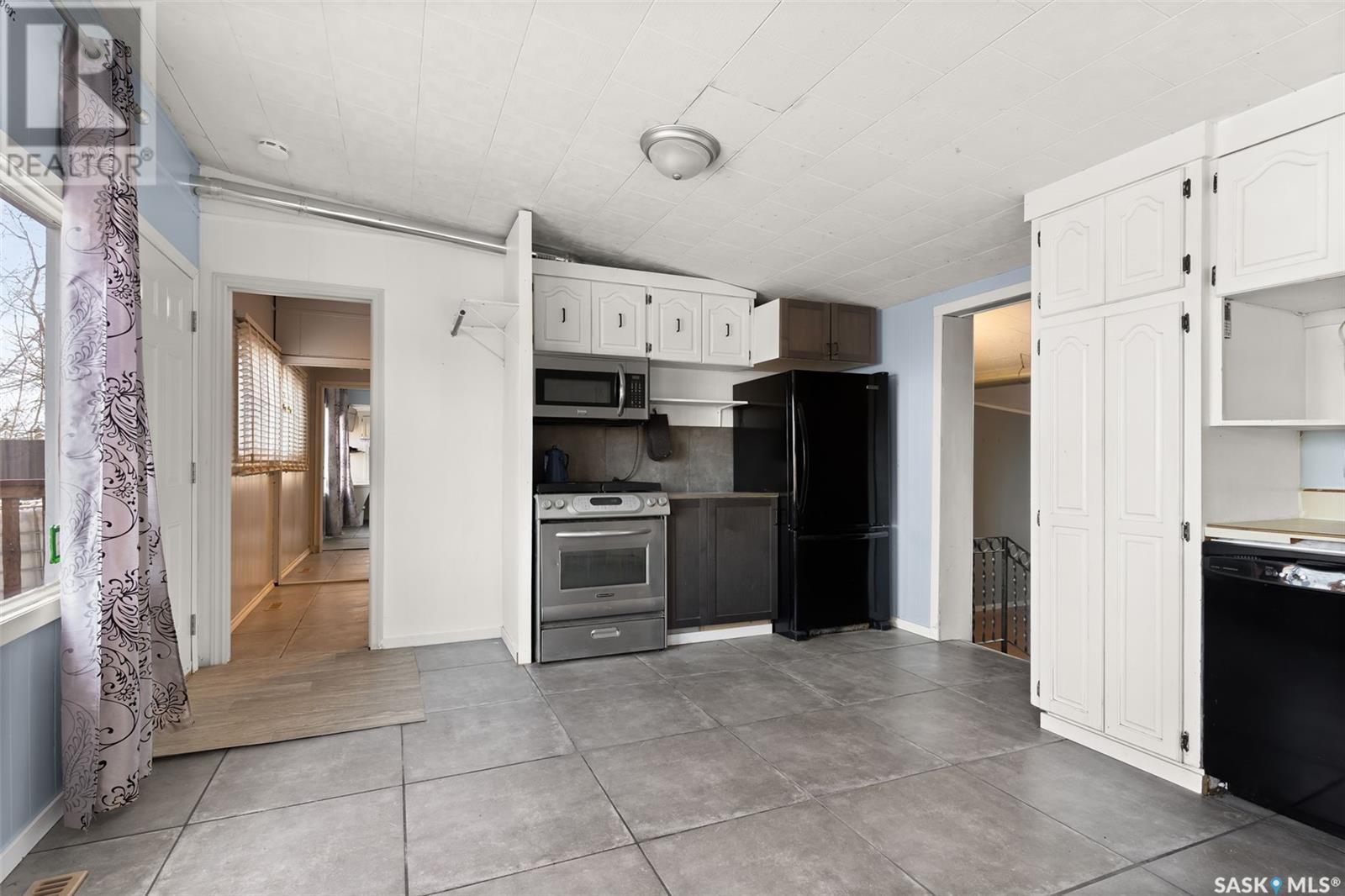 Photo 8 of 1105 5th Avenue, Regina Beach SK