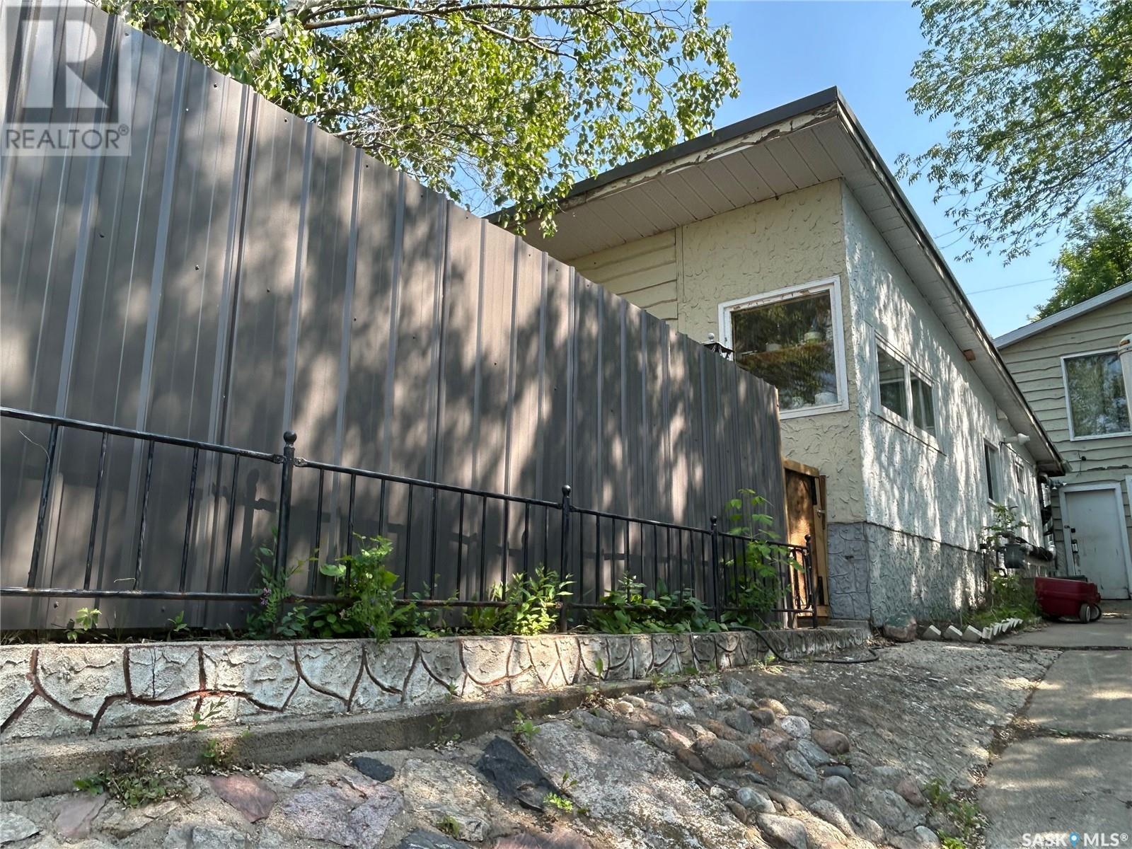 Photo 2 of 1105 5th Avenue, Regina Beach SK