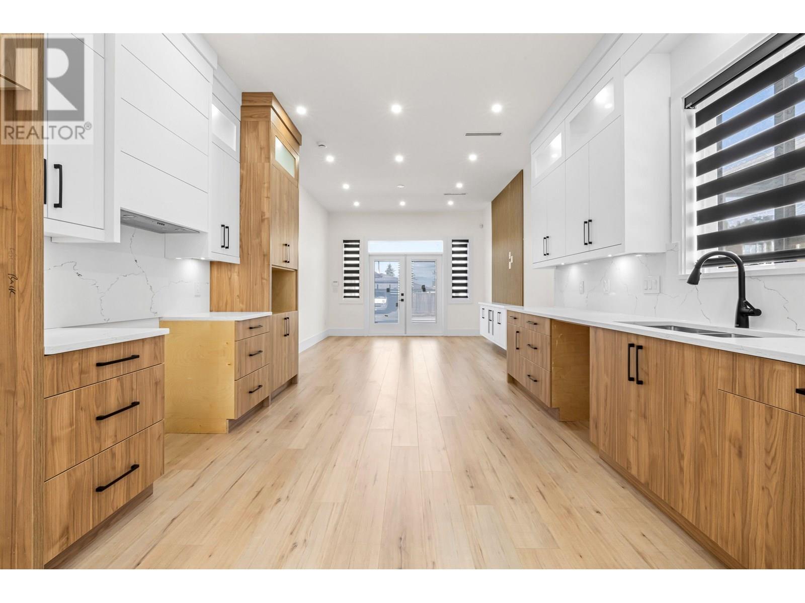 Photo 10 of 7633 Rosewood Street, Burnaby BC