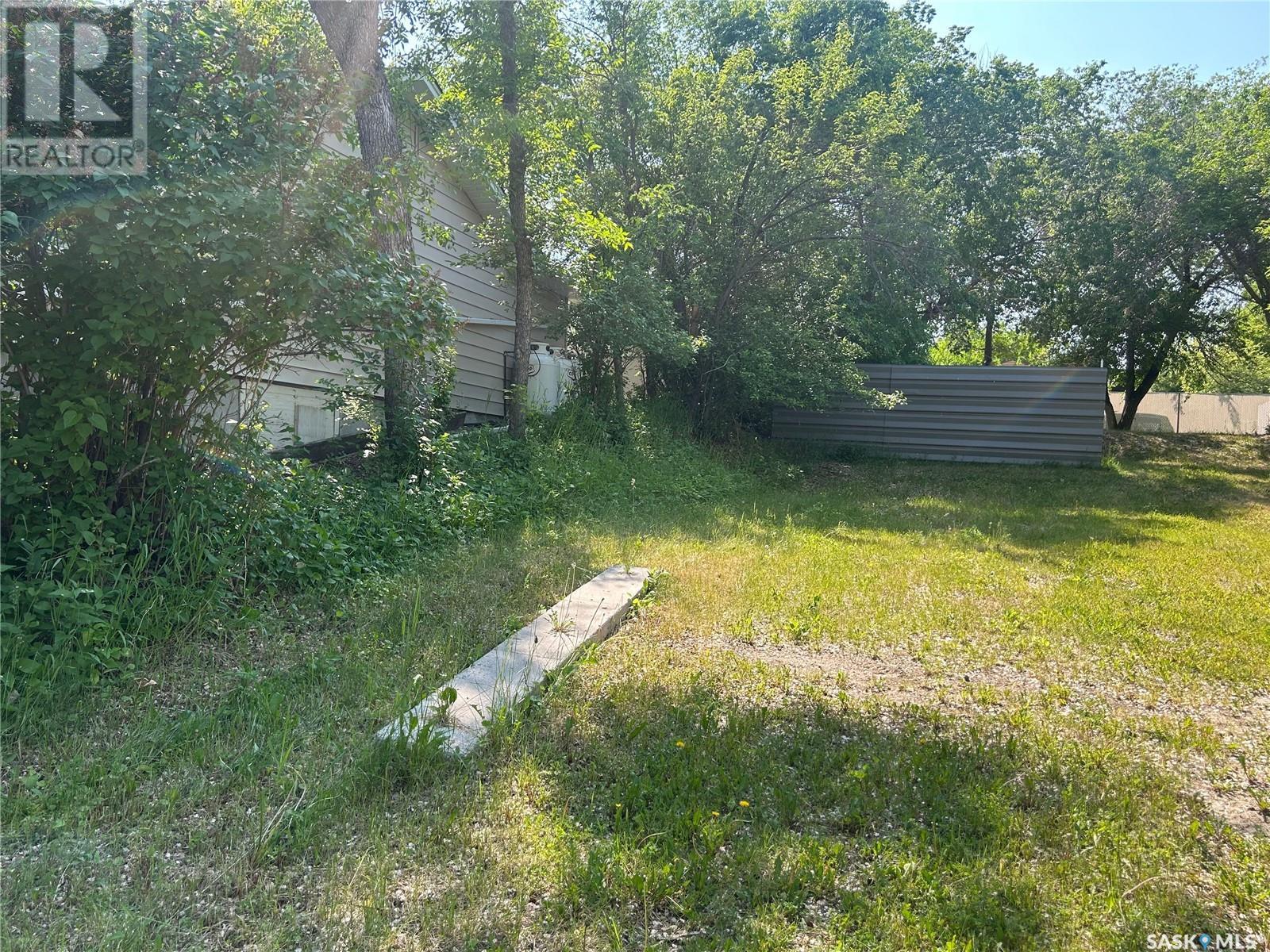Photo 4 of 454 7th Street E, Regina Beach SK