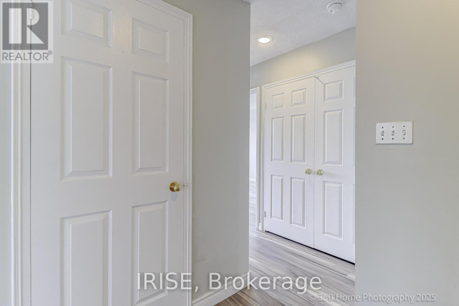 Photo 10 of 307 1001 Cedarglen Gate, Mississauga ON