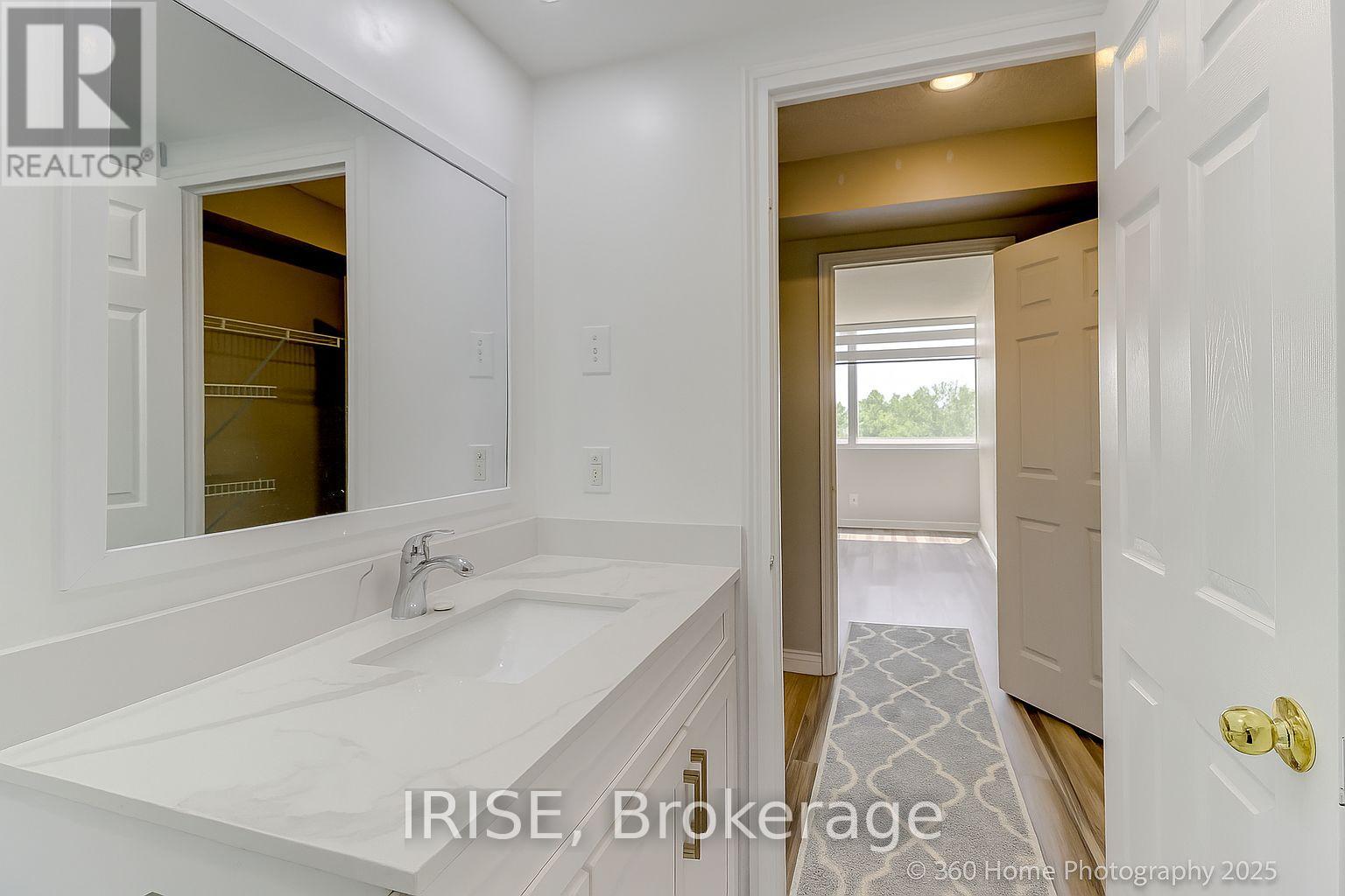 Photo 3 of 307 1001 Cedarglen Gate, Mississauga ON