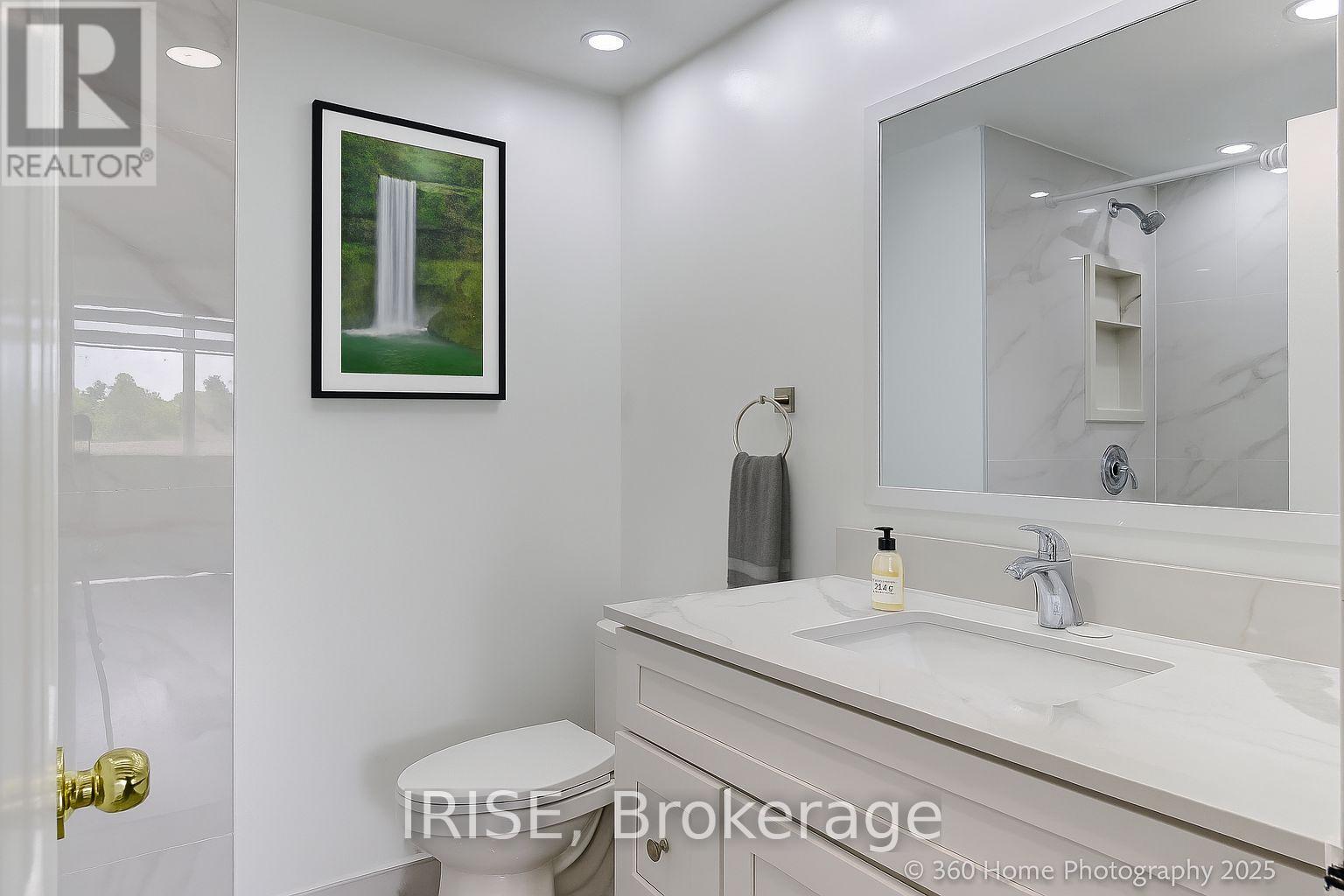 Photo 13 of 307 1001 Cedarglen Gate, Mississauga ON