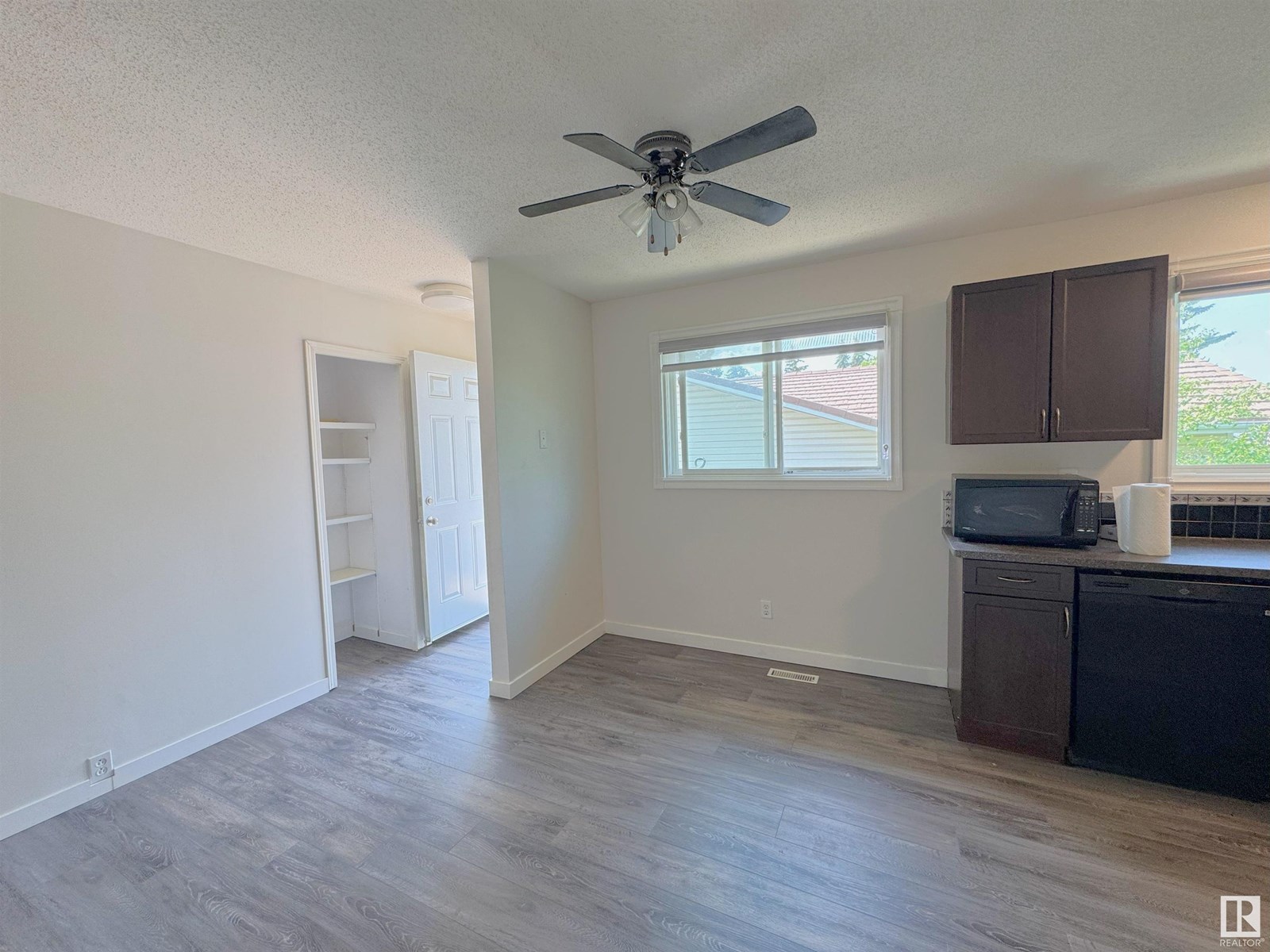 Photo 10 of 7336 21 Av Nw Nw, Edmonton AB