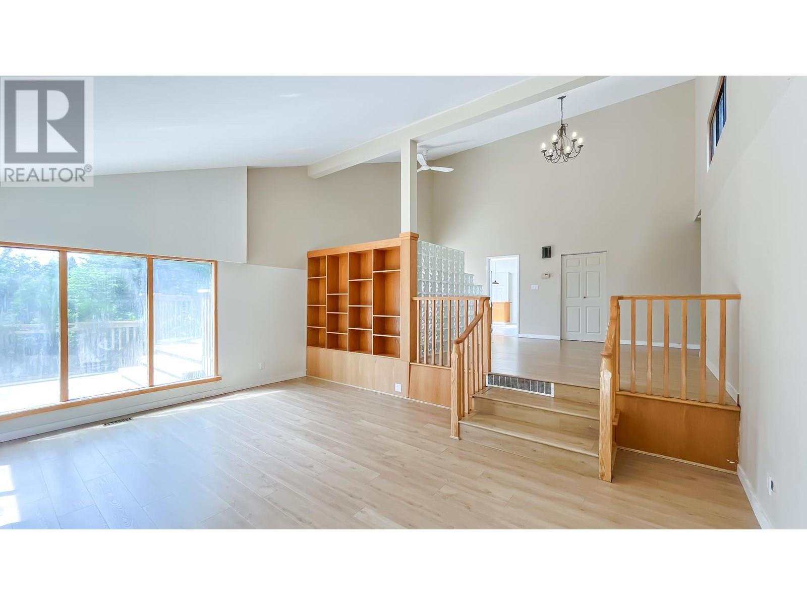 Photo 10 of 568 St Andrews Place, West Vancouver BC