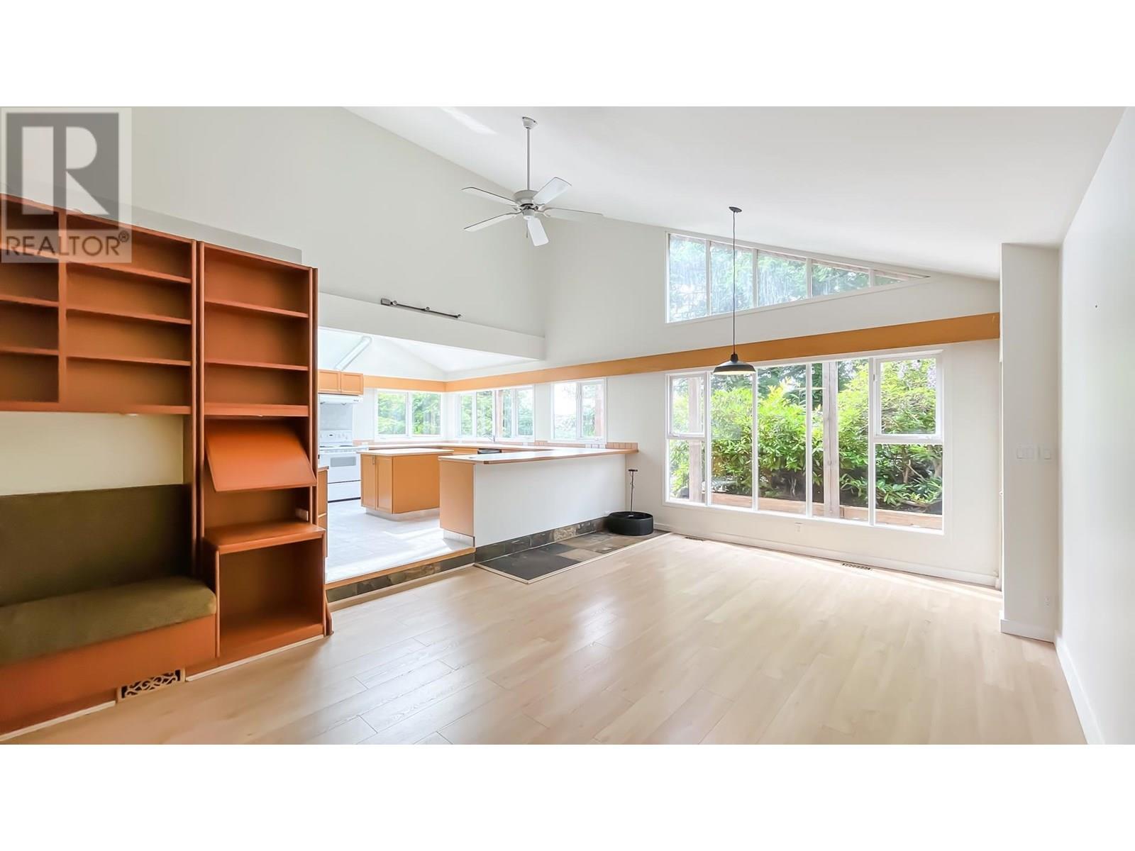 Photo 14 of 568 St Andrews Place, West Vancouver BC