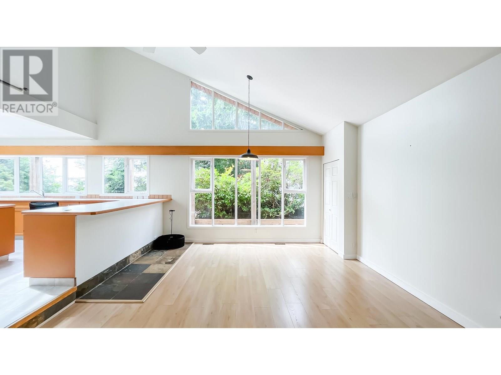 Photo 13 of 568 St Andrews Place, West Vancouver BC