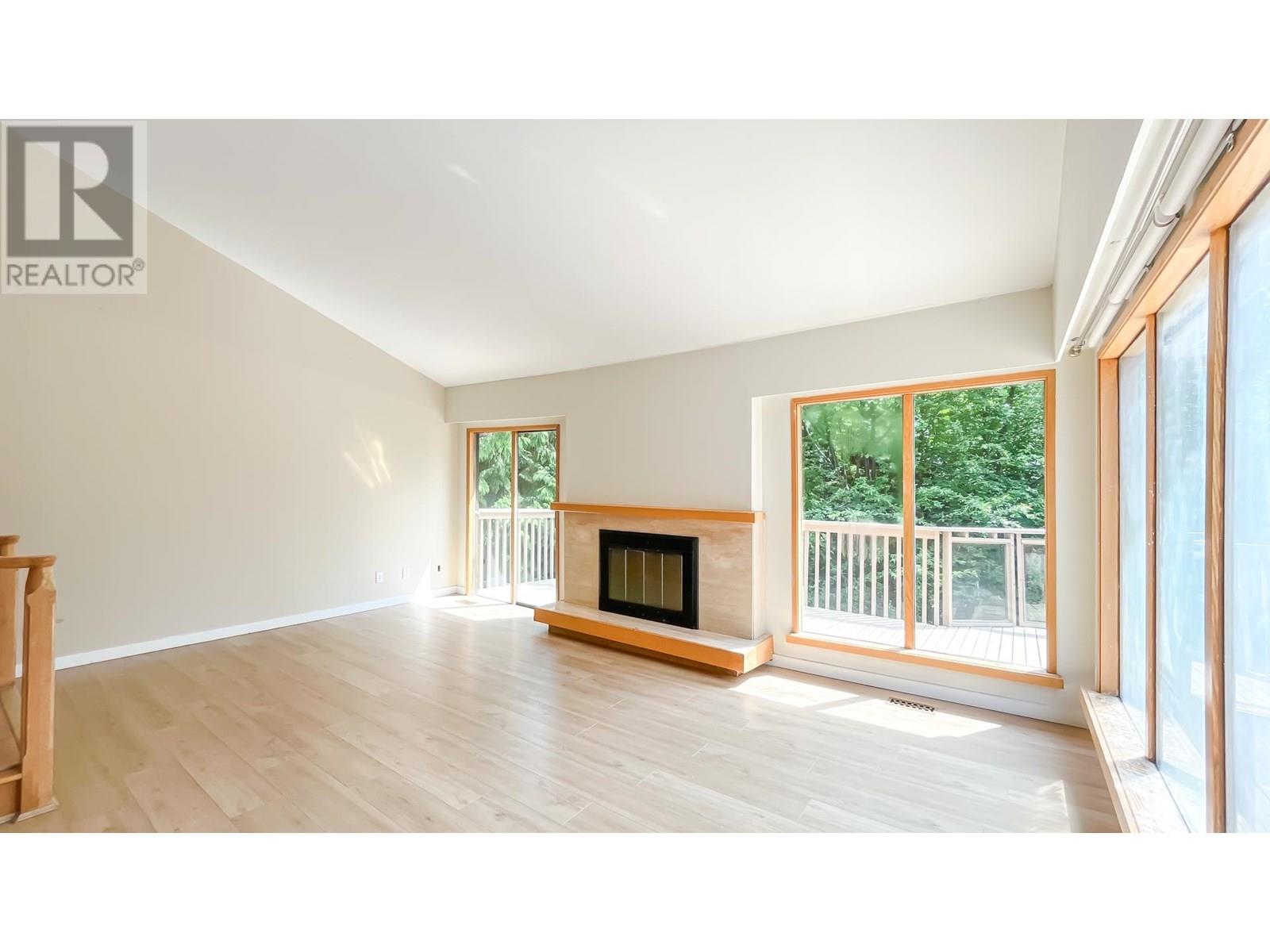 Photo 9 of 568 St Andrews Place, West Vancouver BC