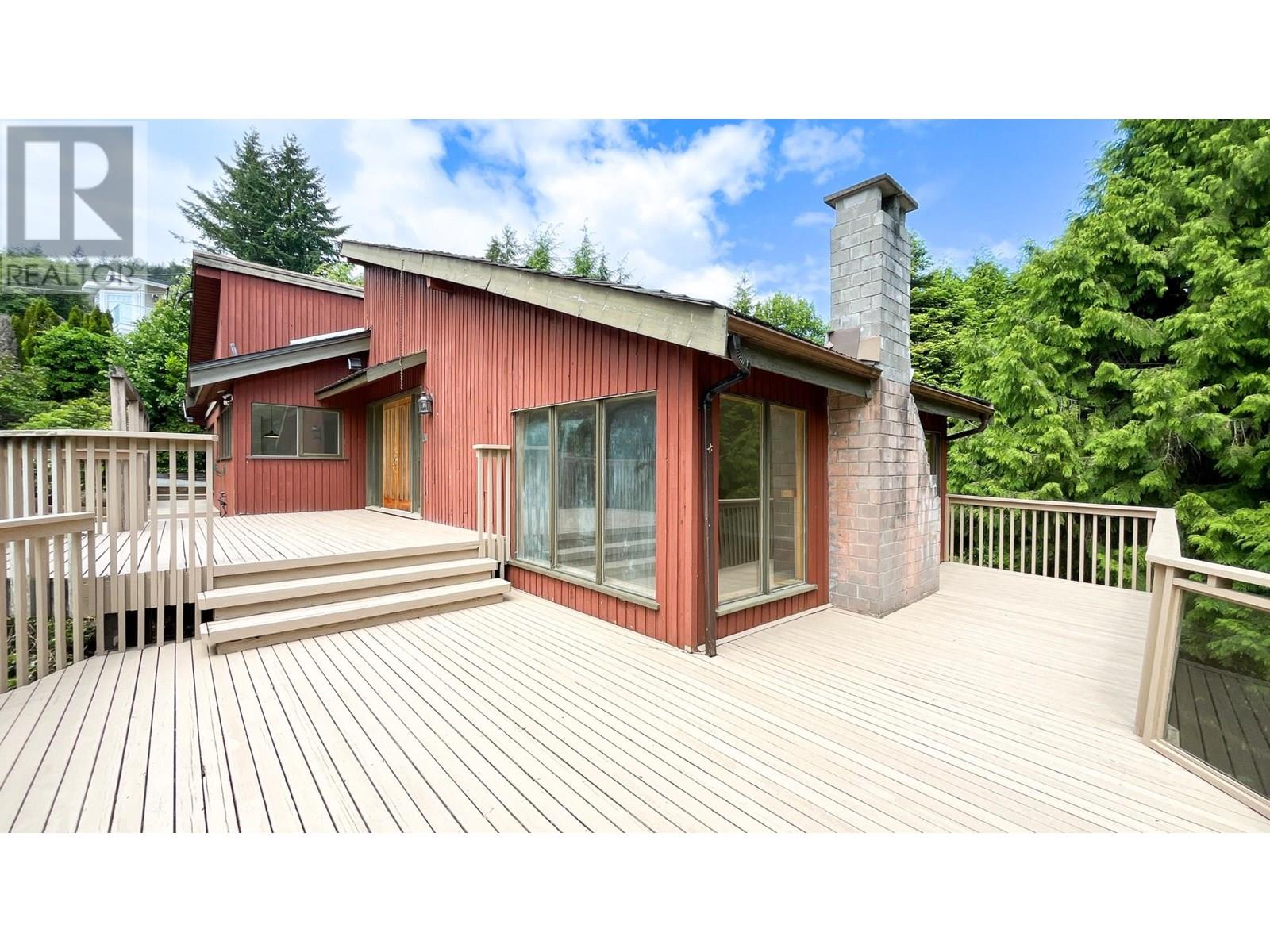 Photo 1 of 568 St Andrews Place, West Vancouver BC
