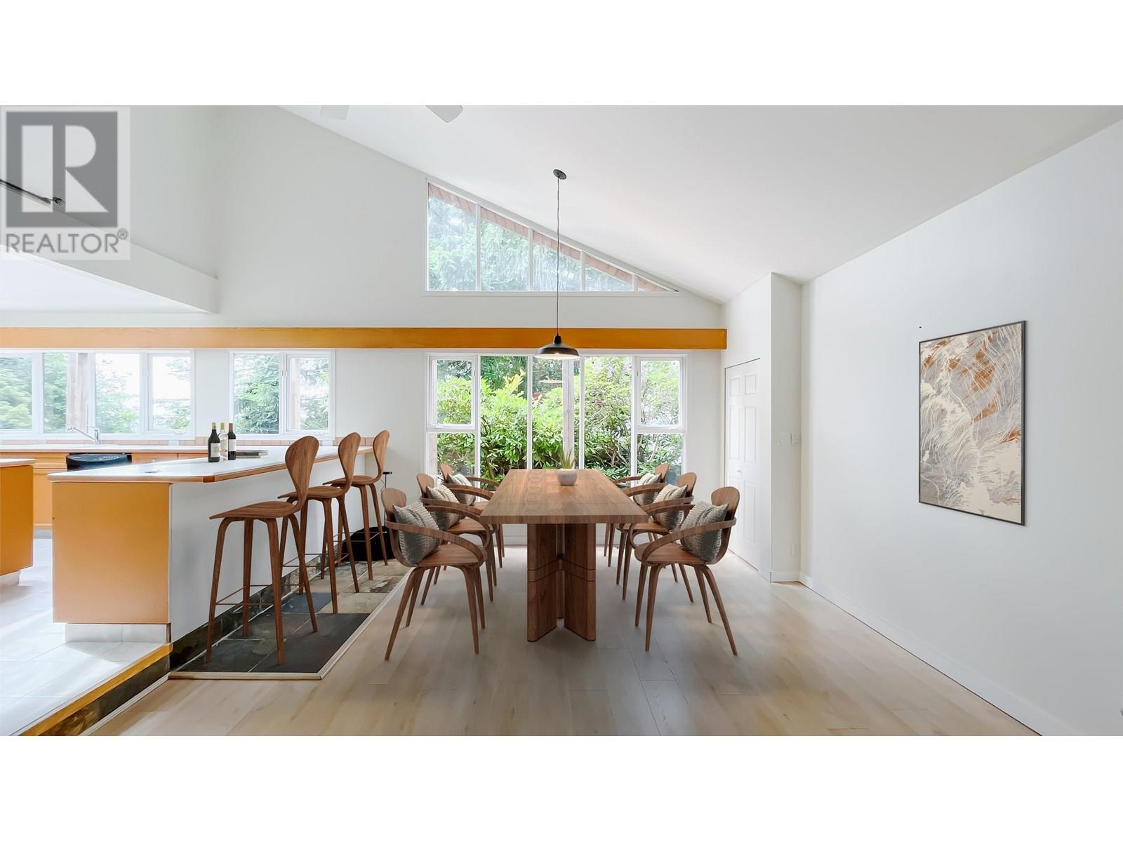 Photo 6 of 568 St Andrews Place, West Vancouver BC