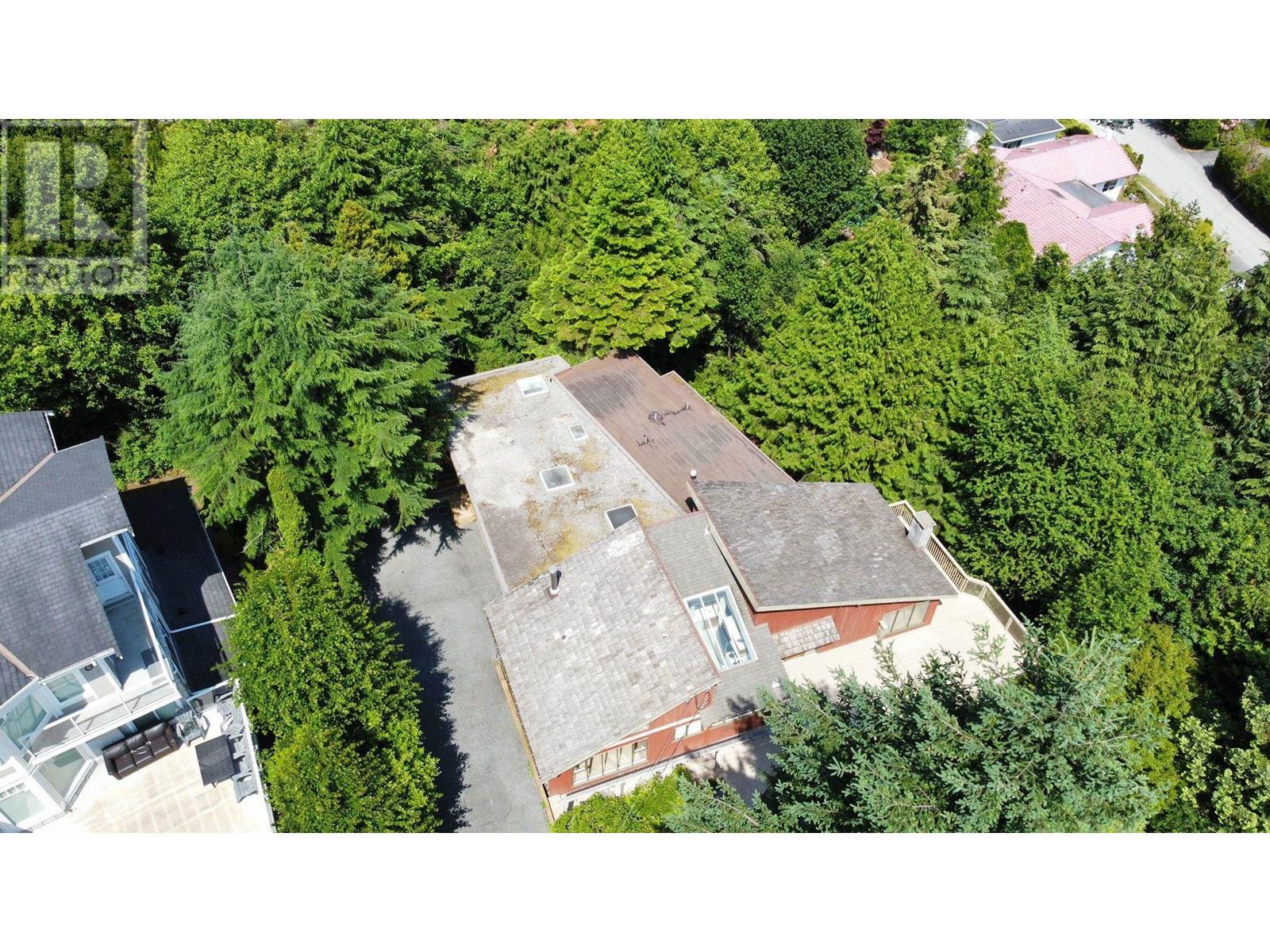 Photo 3 of 568 St Andrews Place, West Vancouver BC