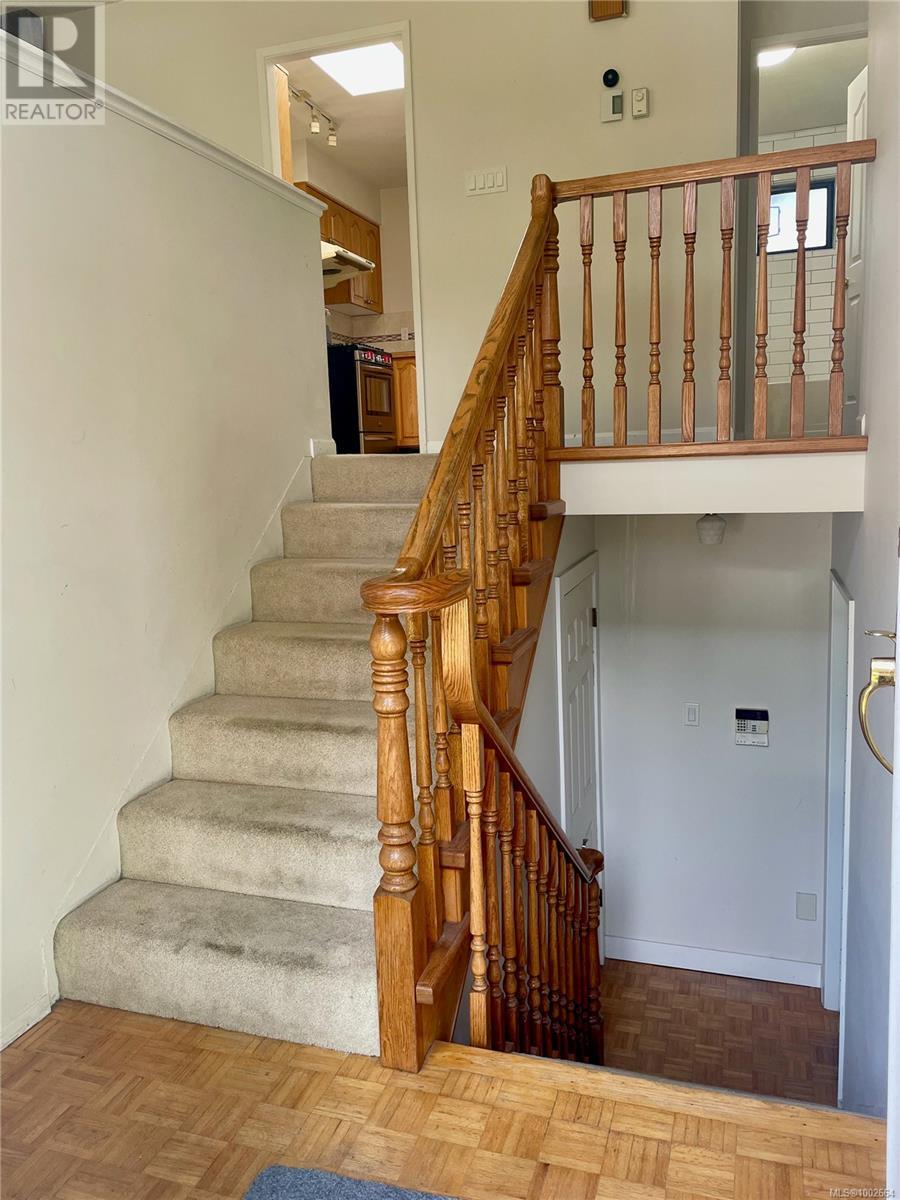 Single Family House for Sale in  Summit Ave Victoria 